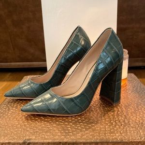 Steve Madden hunter green, textured pumps! Size 6